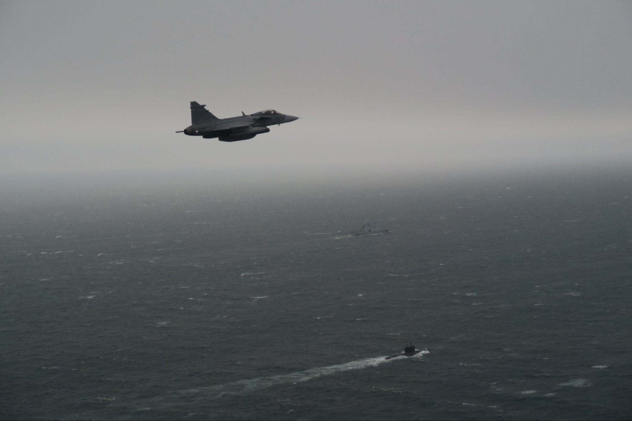 Swedish Gripens escort Russian submarine in Kattegat Strait