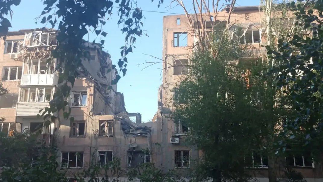 Air strikes destroy Toretsk; dead and injured