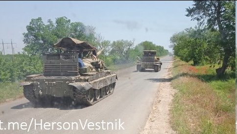 Russian T-62Ms with roof screens in Kherson Oblast