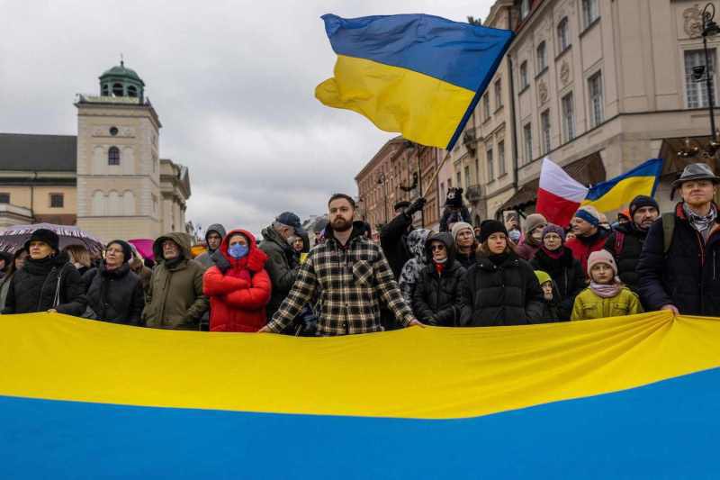 Polish Senate adopts bill extending legal stay for Ukrainians