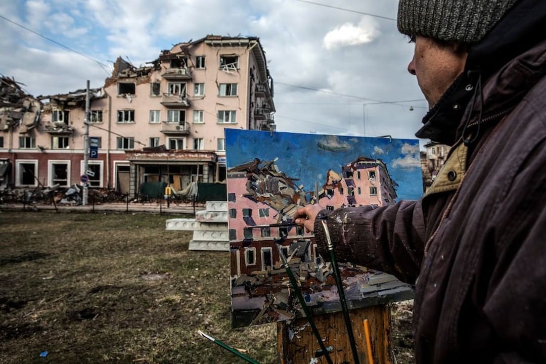 Artiste ukrainien peint hôtel détruit par bombe russe