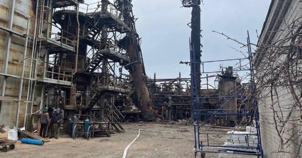 Russian shelling temporarily halts Ukraine oil refining