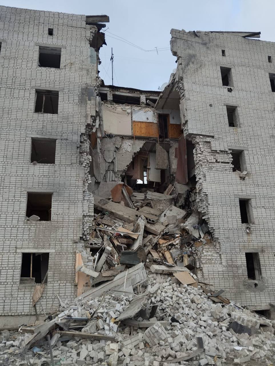 Russia bombs residential building in Sumy region, injuring children and adults.