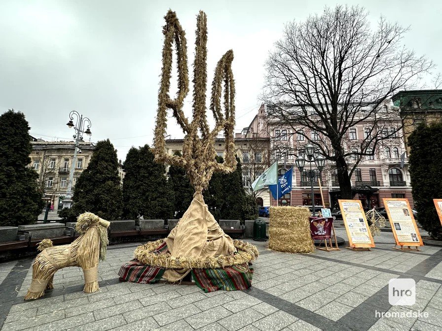 Giant 7-meter didukh trident woven by wounded soldiers installed in Lviv