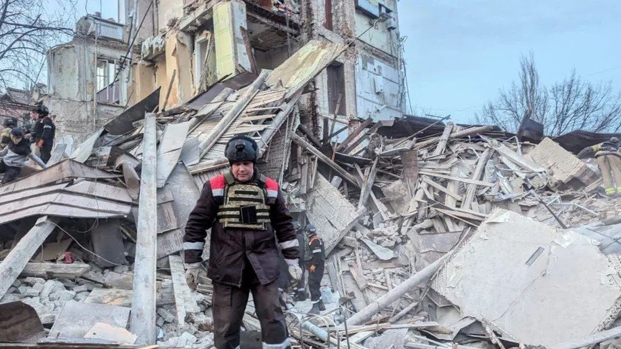 Russian troops attack apartment building in Kryvyi Rih, 11 injured