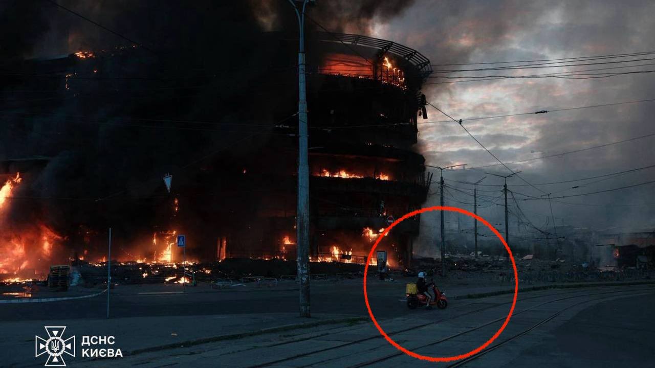 Glovo delivers in Kyiv despite Russian airstrike, showing unbreakable spirit.