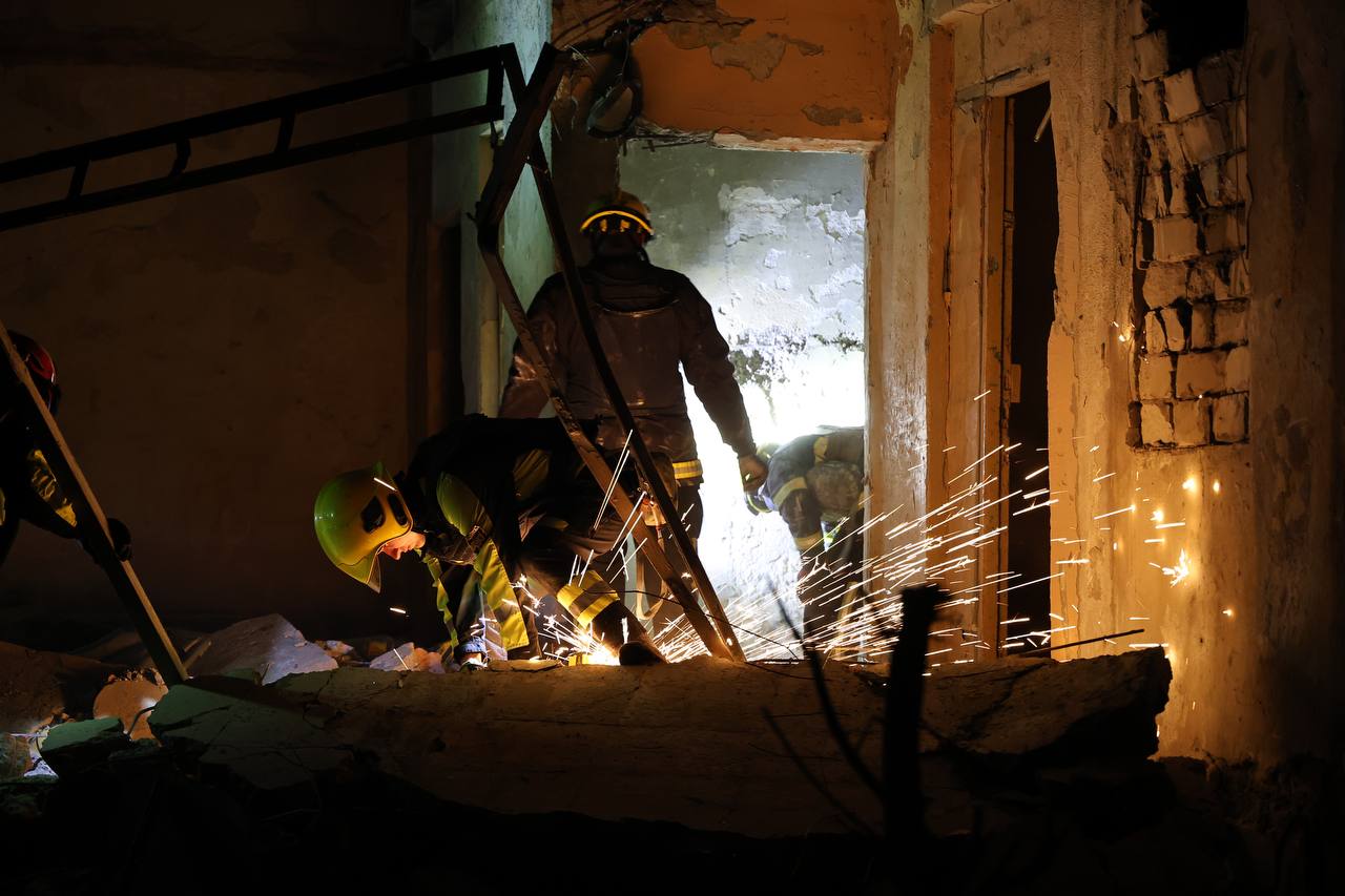 Missile strike on Kharkiv: a high-rise destroyed, at least 21 injured