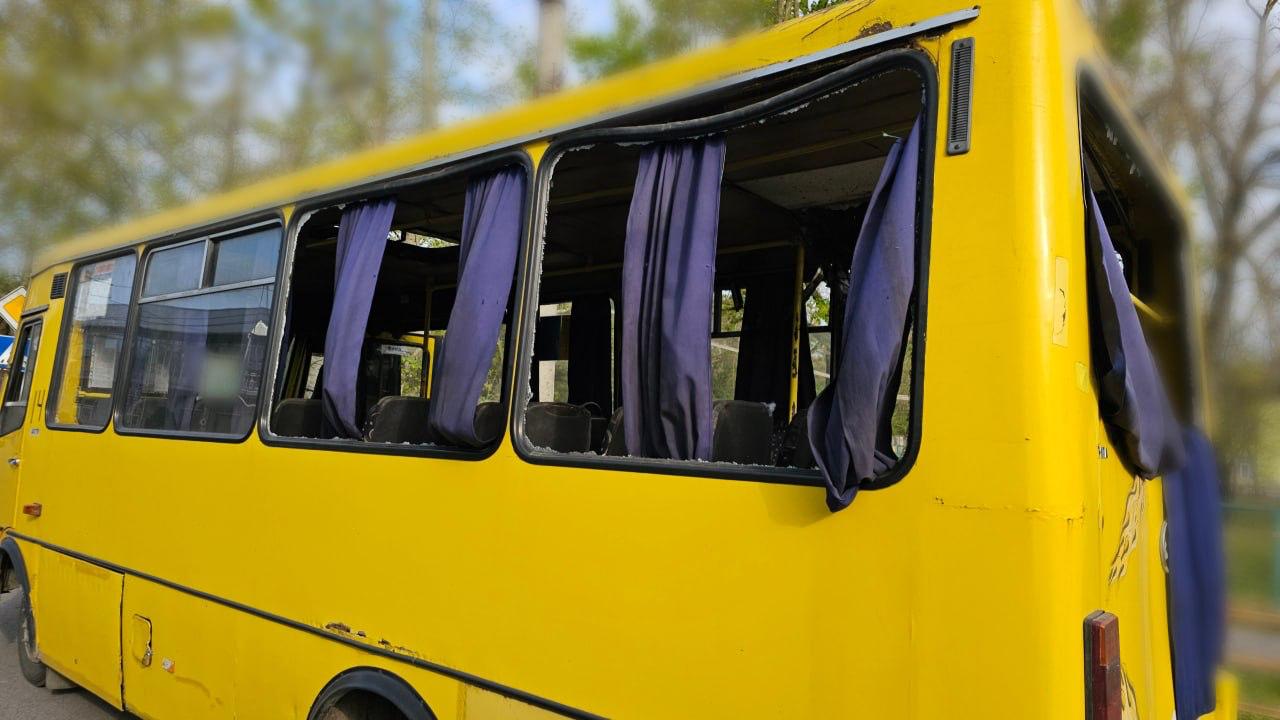 Russia strikes Kherson minibus, kills and injures
