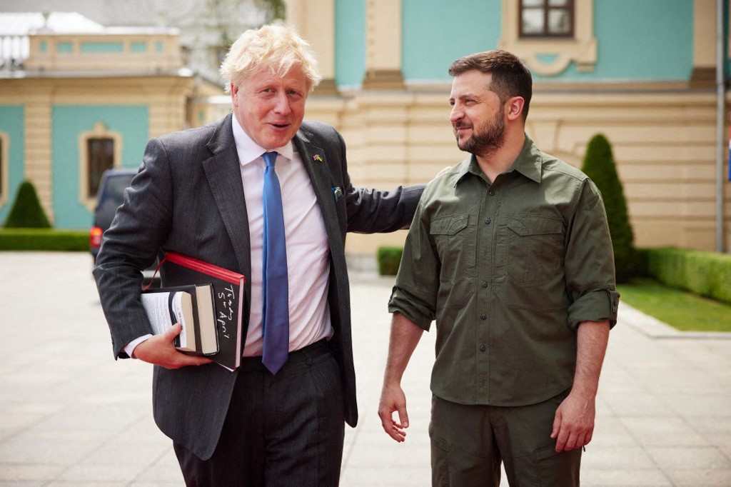 British PM Johnson makes second Kyiv visit, offers military training