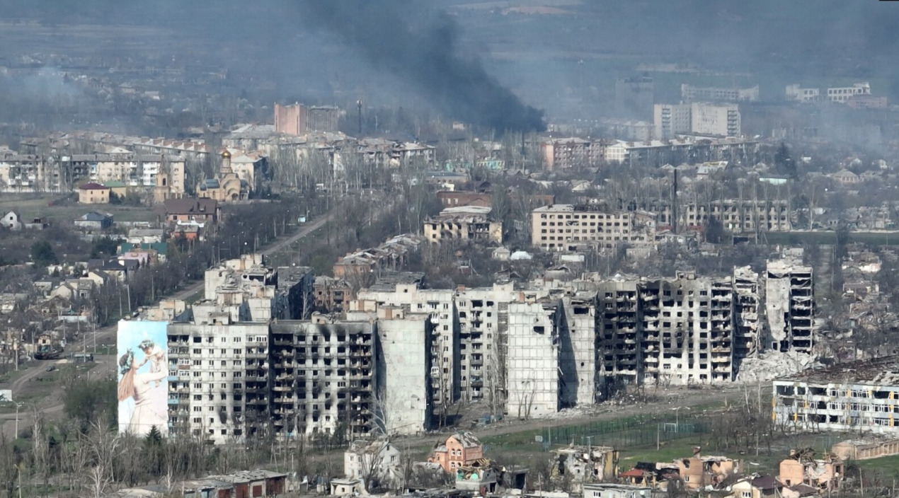 US Aid Freeze Risks More Bakhmuts, Warns The Economist
