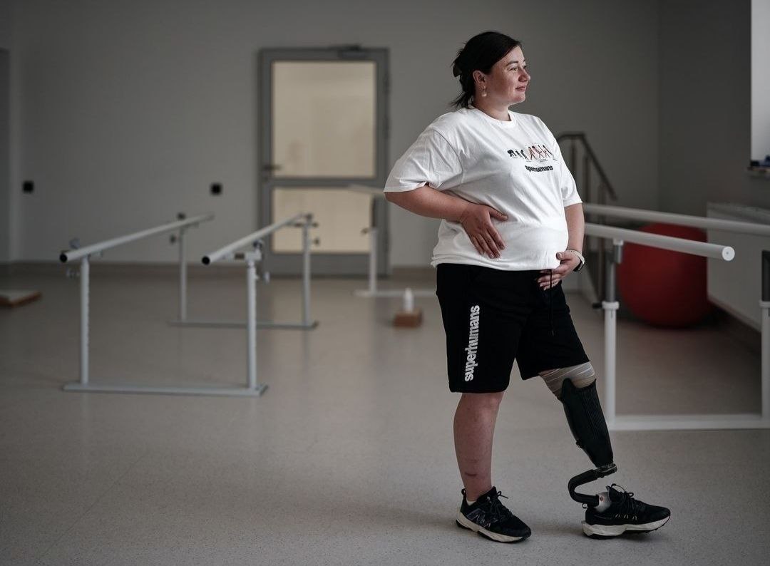 Combat medic Tetiana, 8 months pregnant, faces challenges with prosthetic leg.
