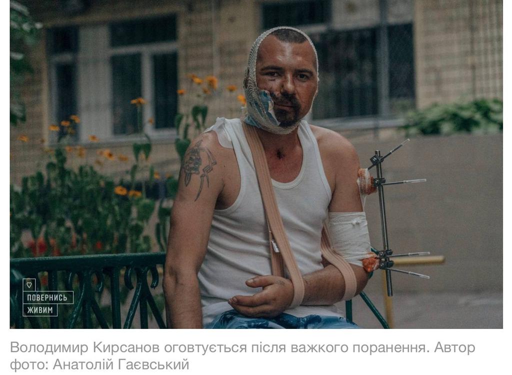 Wounded soldier helps evacuate comrade