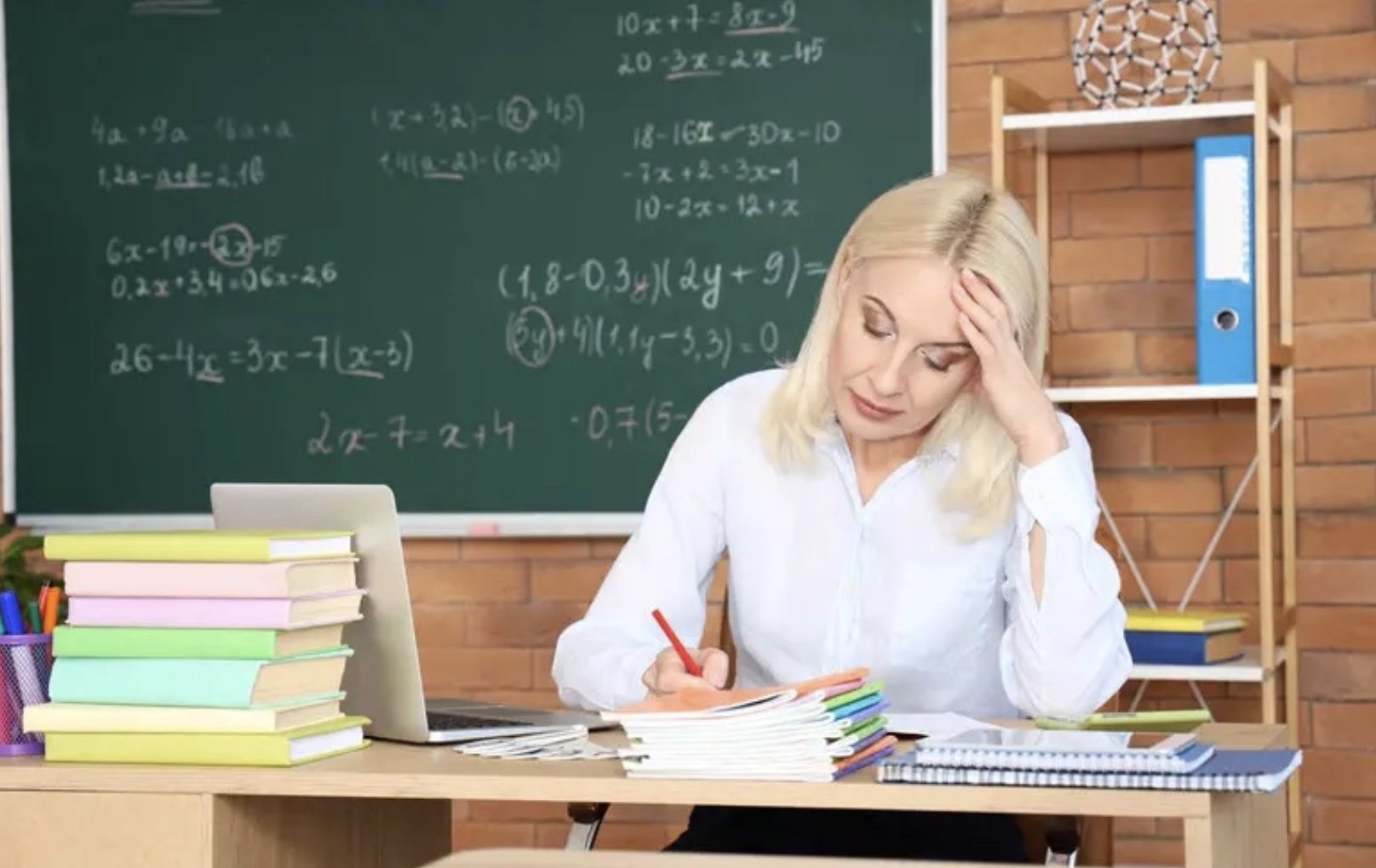 Ukraine: Teachers’ salary hike delayed as funds diverted to “Mindich”