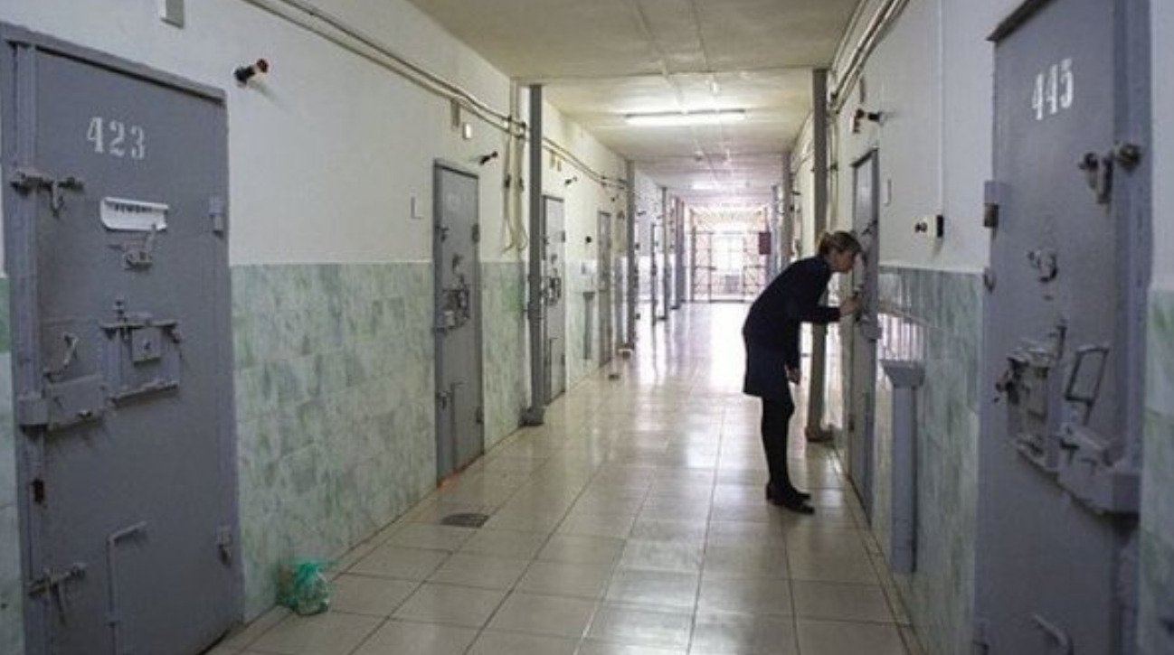 Justice Ministry: Traitors held with other inmates, treated negatively