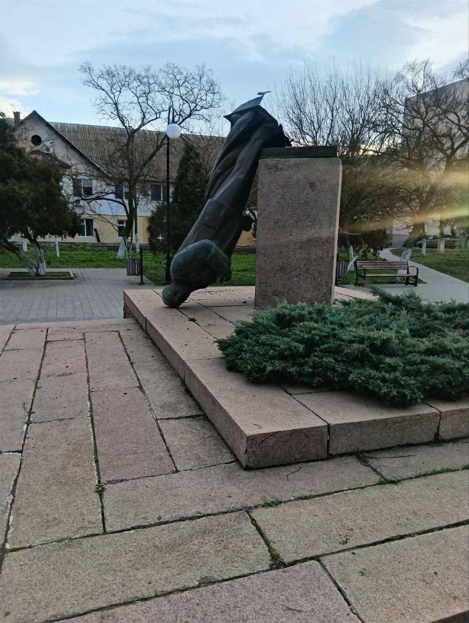 Lenin statue collapses in occupied Crimea during storm