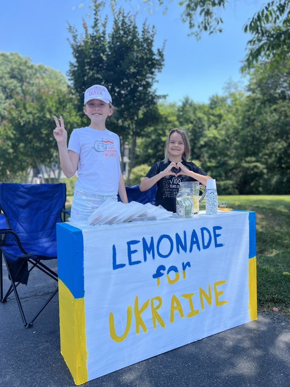 Belarusians of all ages support Ukraine with lemonade sale