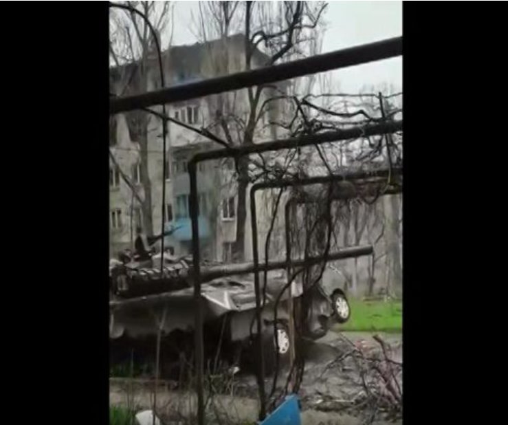 Russians fire at buildings in Mariupol