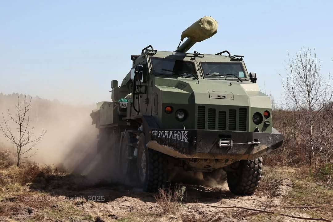 Artillerymen train on “Bohdana” self-propelled howitzer with NATO shells