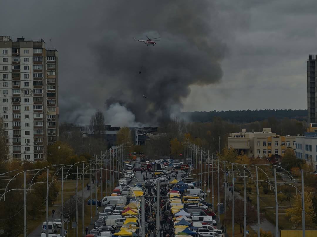 Kyiv: Firefighter helicopters splash a building