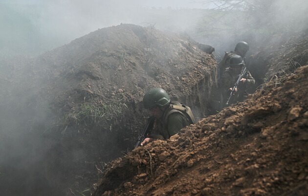 Strange War Plot: Two Paratroopers Captured by Two Assault Troops