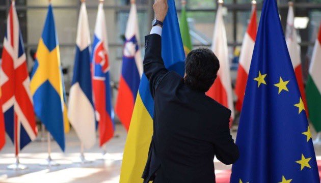 Zelensky urges to end war diplomatically in 2025