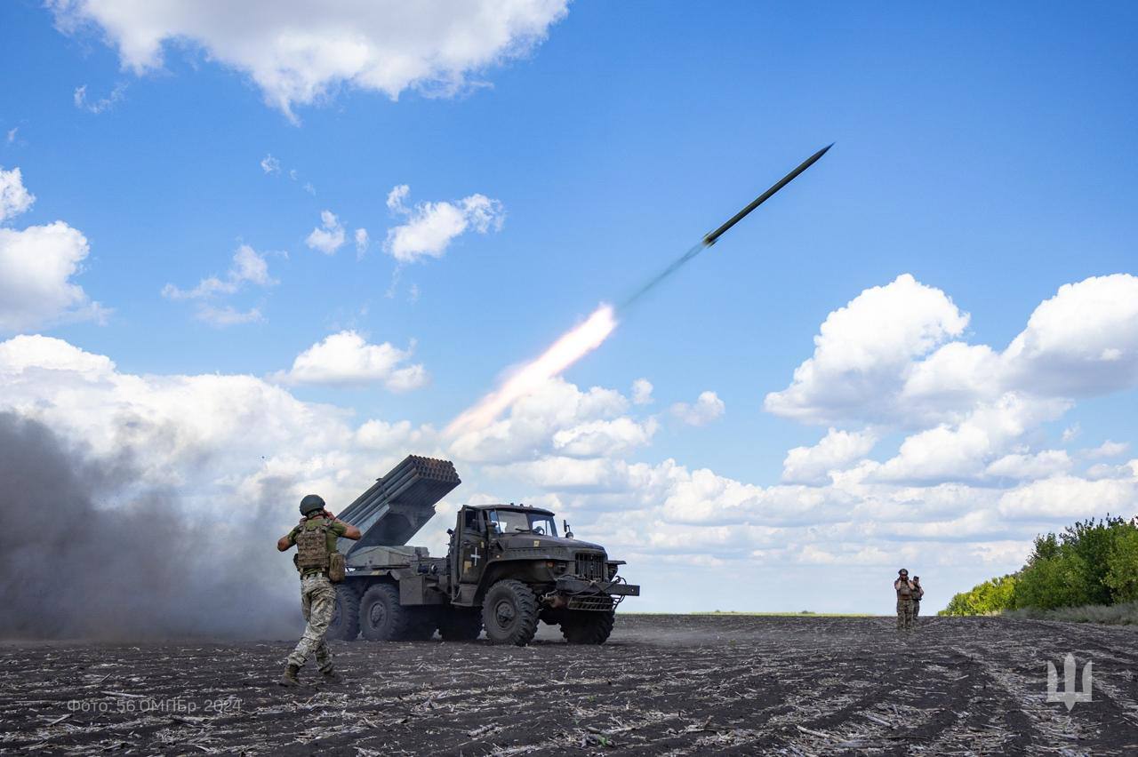 BM-21 Grad MLRS fires at Russian positions