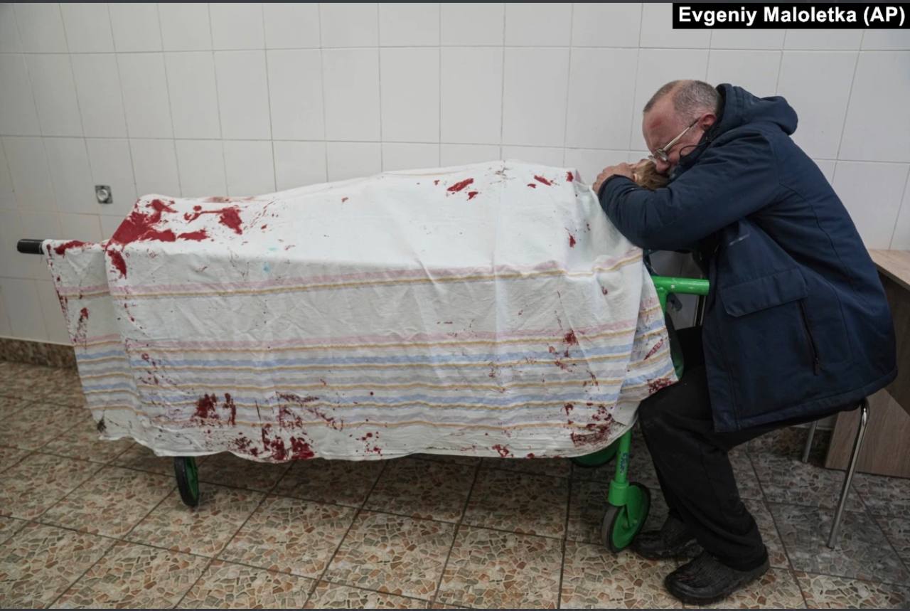 Homme en pleurs sur le corps de son fils à Marioupol