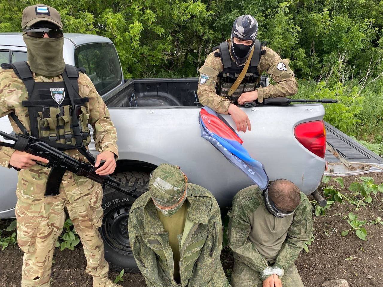 Russian citizens fighting for Ukraine capture pro-Russia Ukrainian citizens.