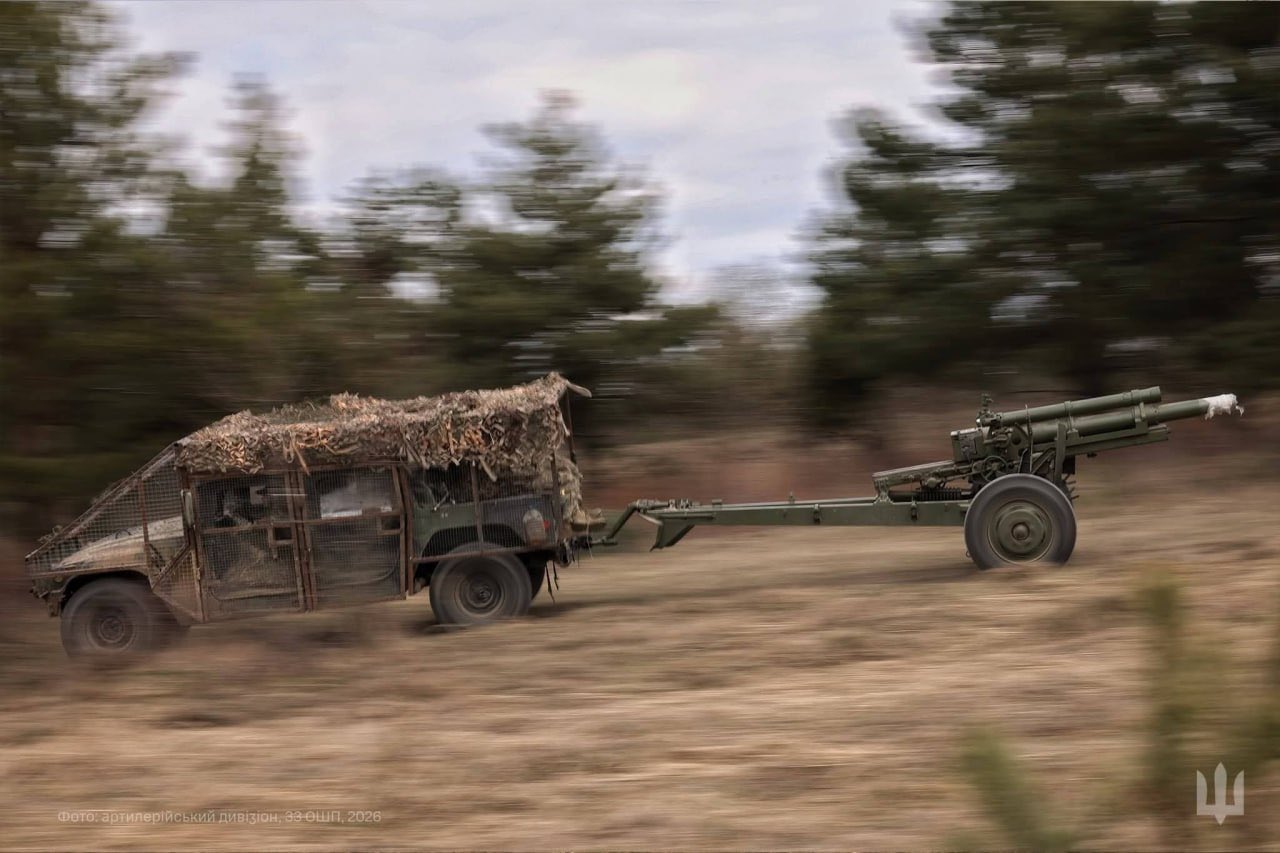 Ukrainian armored HMMWV towing a 105mm M101 howitzer