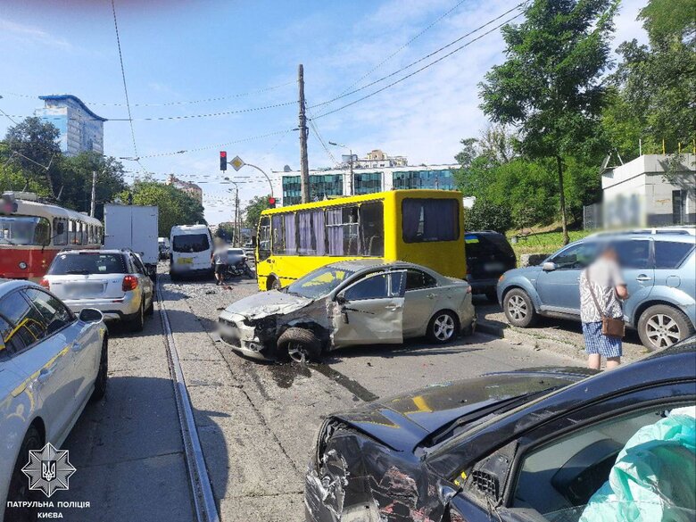 Tram derails on Hlybochytska in Kyiv, 15 cars damaged, 6 injured