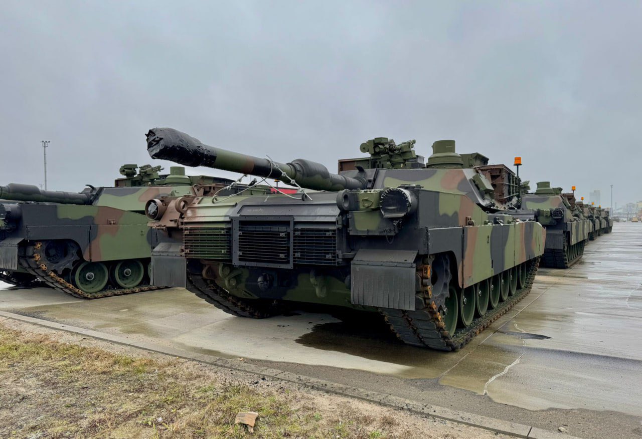 Poland receives first batch of 28 American Abrams M1A2 SEPv3 tanks