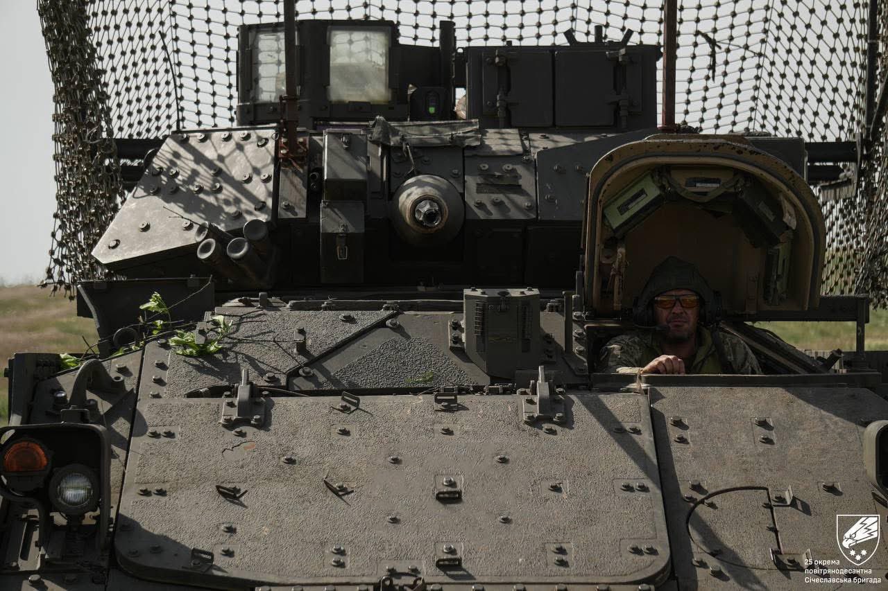 Ukrainian troops receive US M2 Bradley IFVs