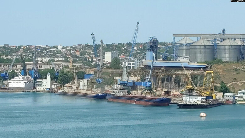 Occupiers load Ukrainian grain onto ships daily