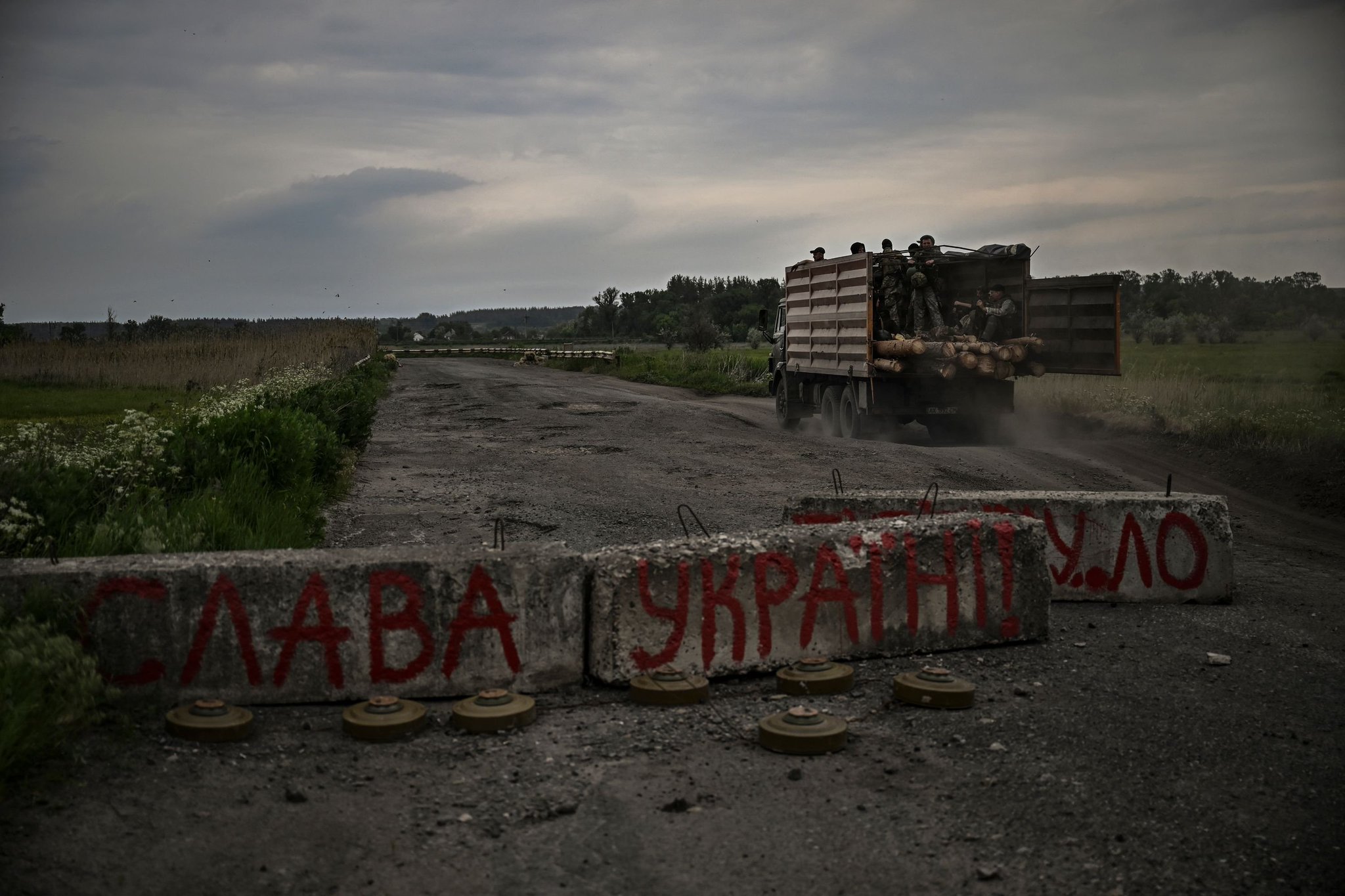 Ukrainian road block: tank hit triggers mines and drives over