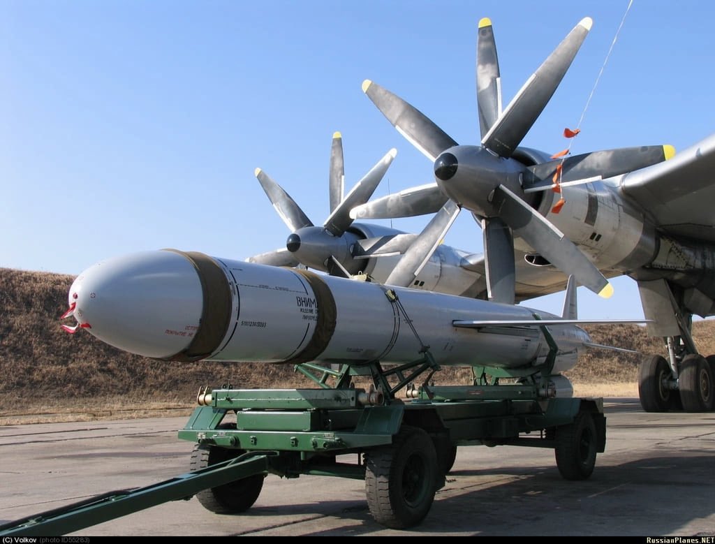 Czech company, Russian-led, supplies scarce products to Russian missile manufacturers, evading sanctions.