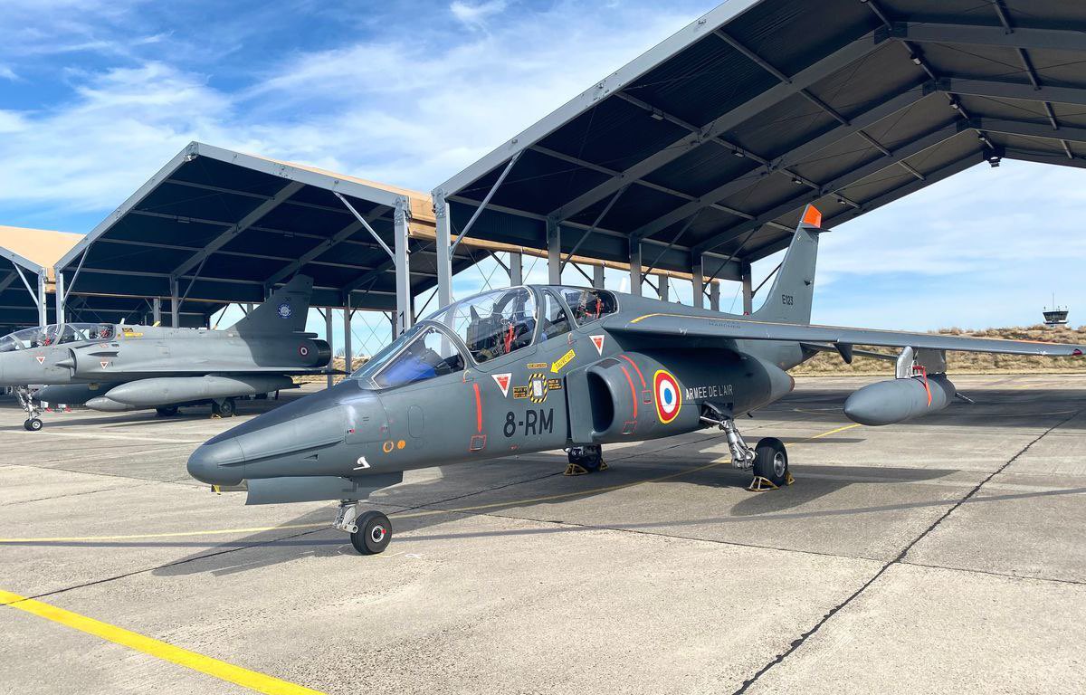 Ukrainian pilots trained on French Alphajet