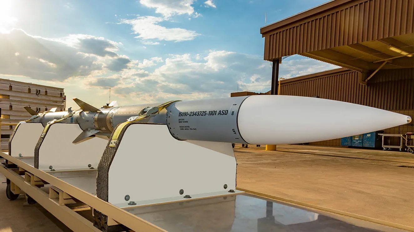 Raytheon Wins AMRAAM Missile Contract