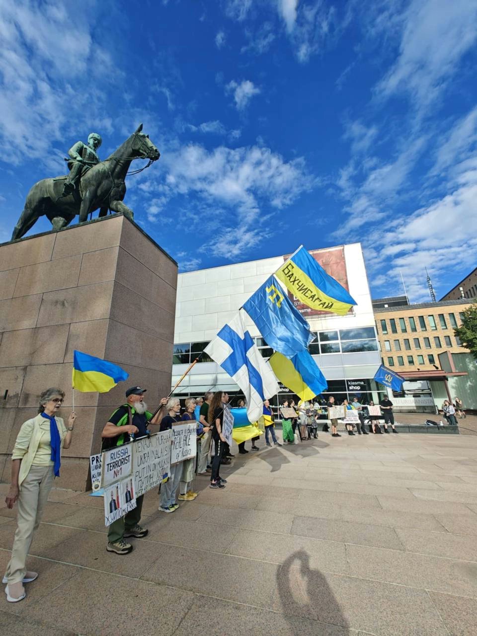 Protesters oppose concessions to Putin