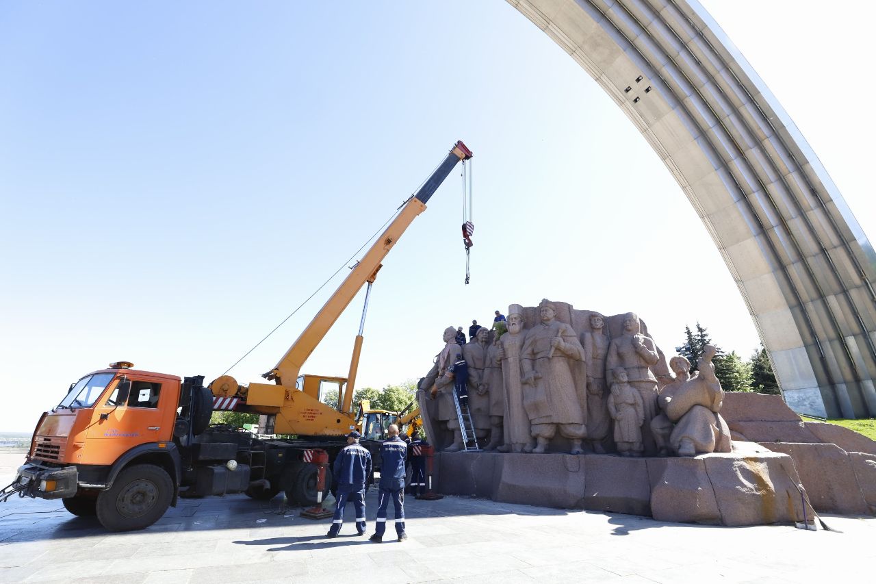 Dismantling of the composition honoring the Pereyaslav Council under the “Freedom of the Ukrainian People” Arch