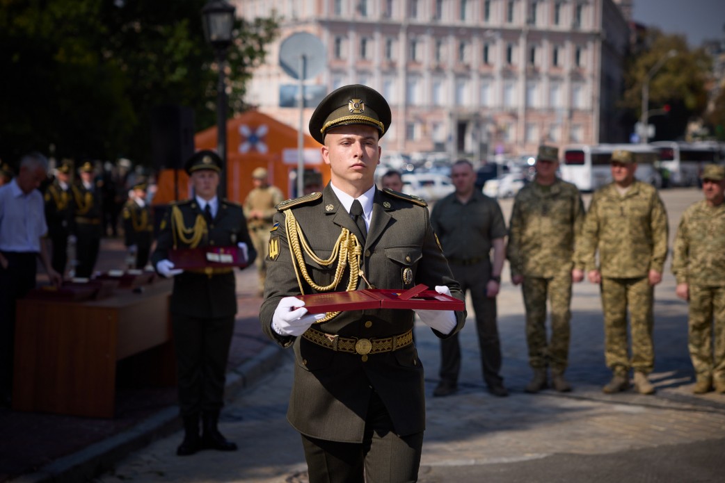 Ukrainian President Zelenskyy Presents Posthumous ‘Golden Star’ Orders to Families of Fallen Defenders
