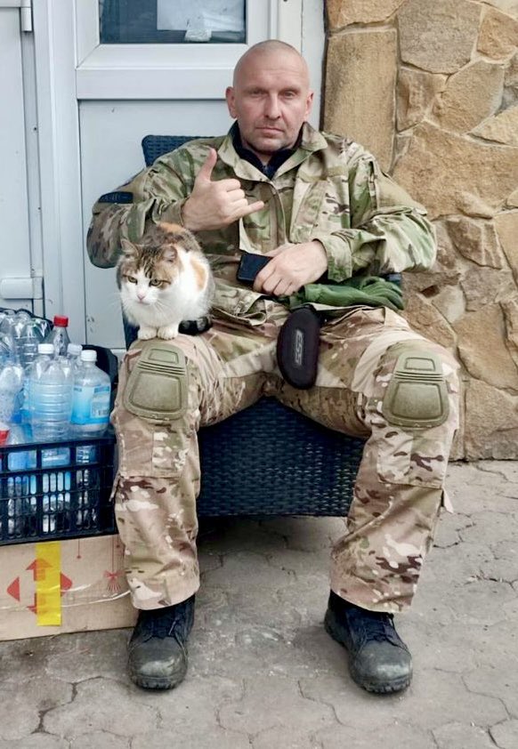 Spetz distributes pet food to homeless animals in 92nd Brigade frontline cities