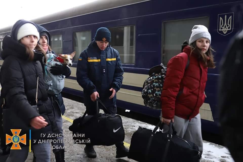 Dnipro rescuers aid evacuees from war zones