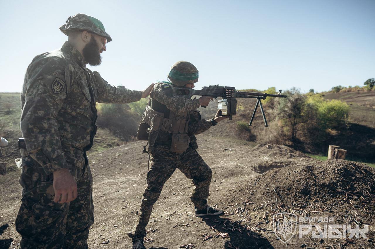 Ukrainian infantry training with machine guns