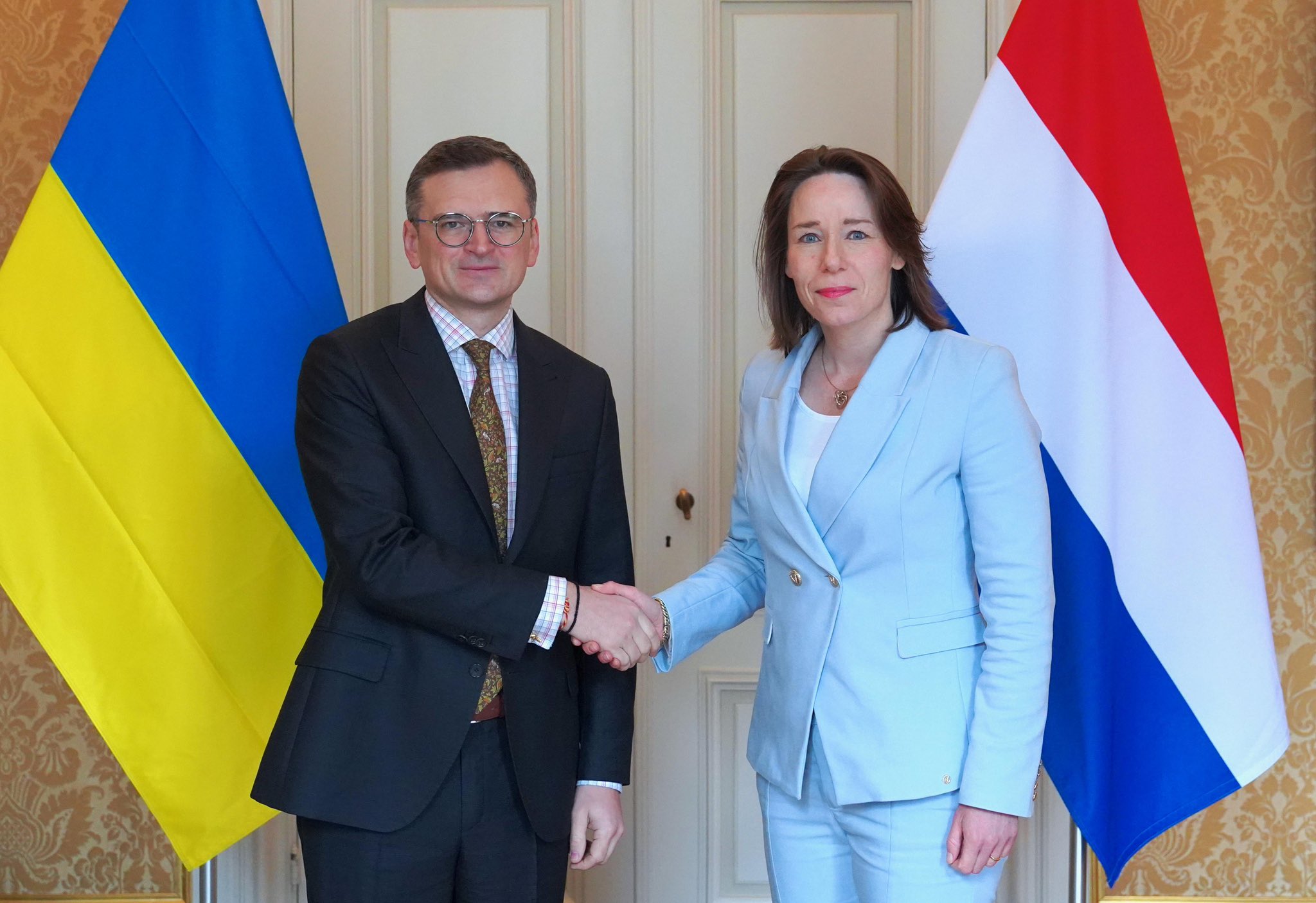 Kuleba meets Dutch FM in The Hague for Justice for Ukraine conference