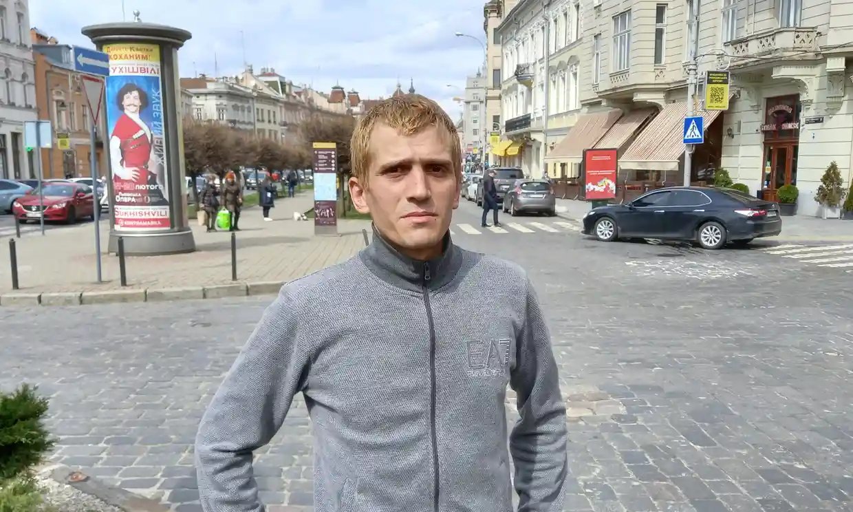 Man escapes Mariupol by swimming