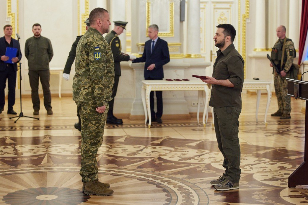 Zaluzhnyy Awarded First Knight of Military Merit Cross by Zelenskyy