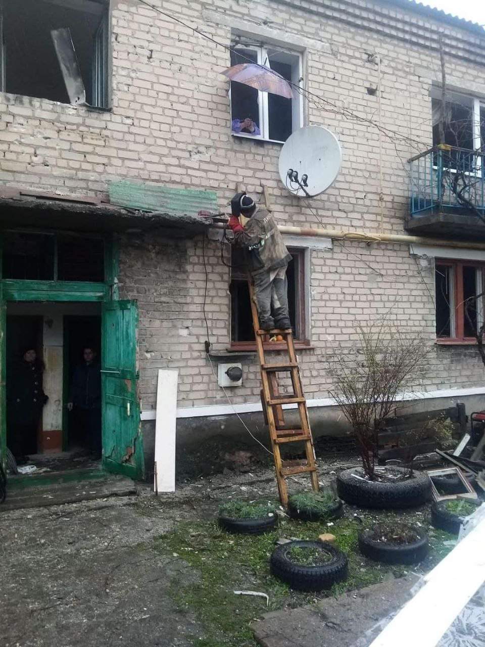 Ukrainian woman shields gas worker from shelling with umbrella
