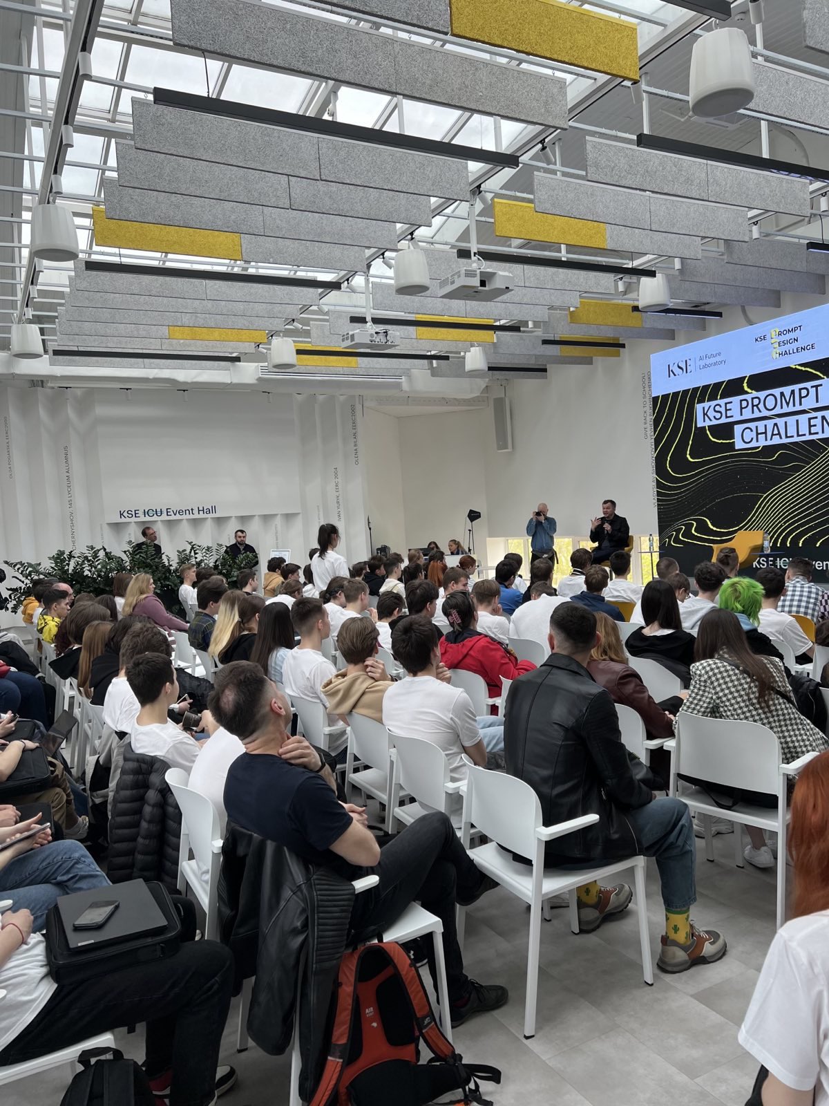 Schools near front lines participate in AI competition