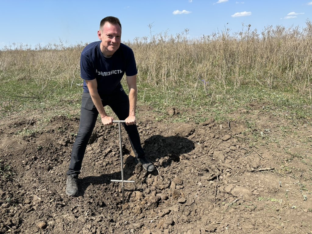 Ukraine’s anti-tank mine craters, 10 tanks lost, robotic bulldozers demining, pets fed.