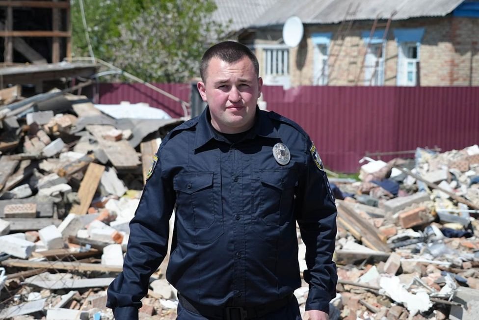 Ukrainian police officer loses entire family in Russian strike